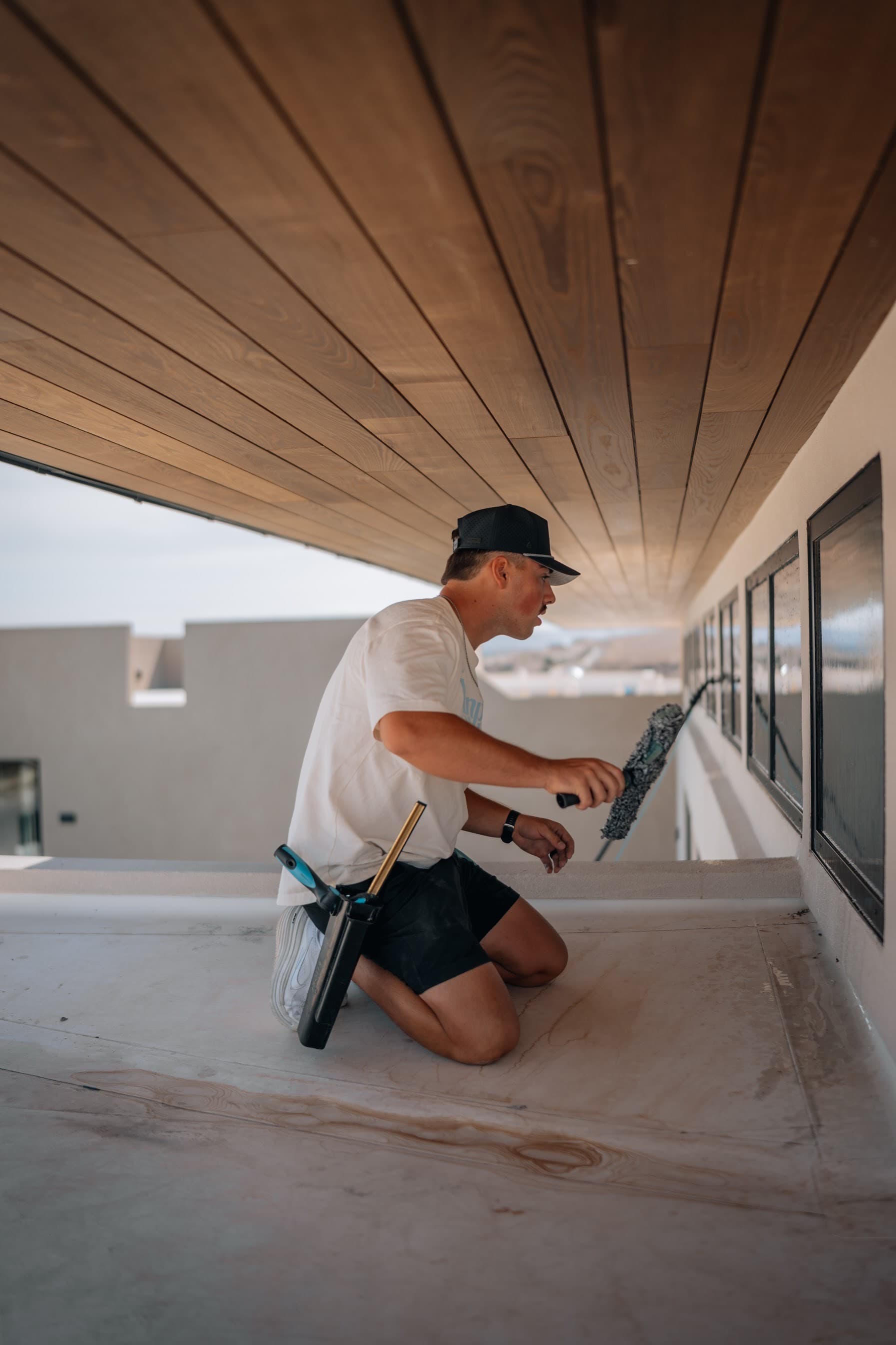 Outside window cleaning in hard to reach place
